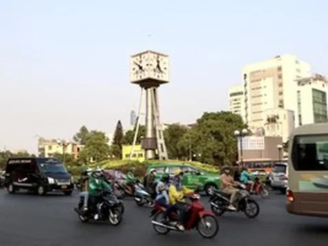Lắp dải phân cách, đổi dòng xe ở vòng xoay Nguyễn Bỉnh Khiêm