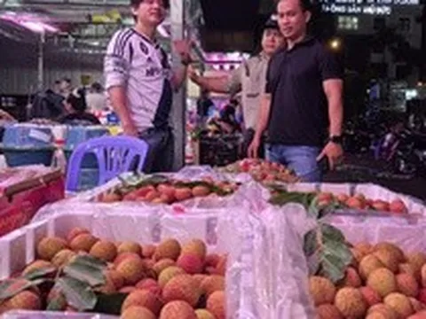 Cận cảnh chợ đầu mối Thủ Đức vào mùa trái cây, ngập sầu riêng, vải, mận