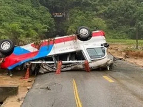 Mưa lũ cuốn trôi xe khách, tàn phá đường ở Cao Bằng
