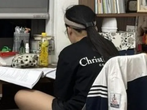 Bức ảnh khiến nhiều cha mẹ ở Hà Nội đồng cảm nhất lúc này: Thương lắm nhưng biết làm sao?