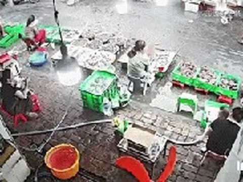 Danh tính người phụ nữ vừa reo lớn vừa chạy nhảy khiến cả khu chợ chú ý, lý do phía sau