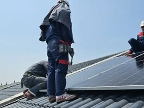 Giá tấm pin năng lượng, pin lưu trữ đồng loạt tăng giữa "cơn sốt" lắp điện mặt trời mái nhà