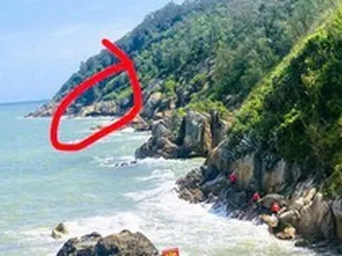 Mải mê chụp ảnh, thủy triều lên cao khiến 2 du khách mắc kẹt tại mỏm đá ở biển Sầm Sơn