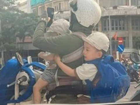 Bức ảnh "mẹ cân tất" đang viral: Chúng ta từ những cô gái trói gà không chặt, sau 9 tháng 10 ngày đều trở thành siêu nhân hết!