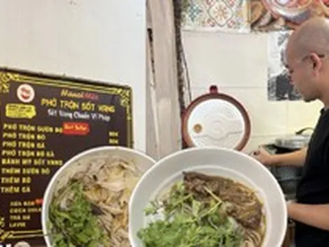 Phát hiện quán phở trộn sốt vang đầu tiên ở Hà Nội: Giá 89.000, có tảng sườn bò to vật vã