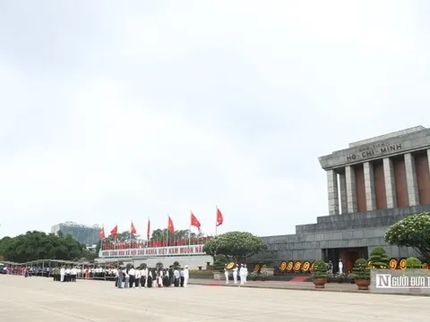 Dòng người đổ về Ba Đình trong ngày sinh nhật Bác