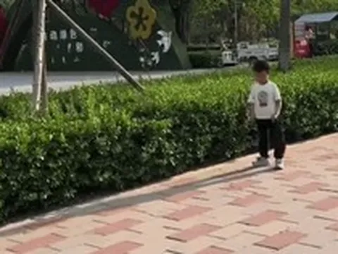 Con trai tiểu học 1 tháng "làm mất" cặp sách 9 lần, mẹ giả vờ tan làm sớm rồi lặng lẽ bám theo và cái kết dở khóc dở cười