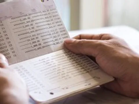 Sổ tiết kiệm đứng tên tôi, cất trong ngăn kéo tủ nhà tôi nhưng sự thật nó không phải của tôi!