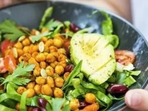 Nghiên cứu mới gây chú ý: Chỉ cần ăn đúng kiểu này, nam giới có thể sống thêm 3 năm, nữ giới thêm 2,3 năm