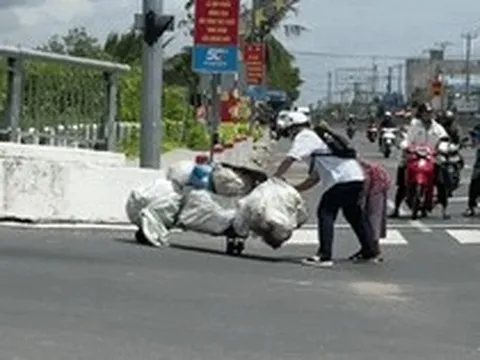 4,3 triệu lượt xem video nam sinh lao tới đẩy xe ve chai giúp bà cụ giữa dốc cầu: "Nuôi con như vậy mới đáng!"