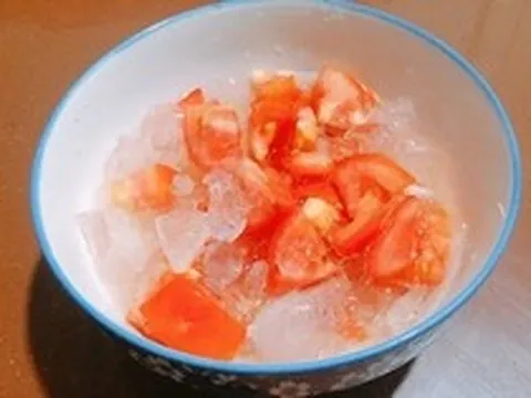 Người phụ nữ rất mê ăn cà chua với 1 loại gia vị, 3 tháng sau đi khám bác sĩ ngạc nhiên: "Cô đã ăn gì vậy?"
