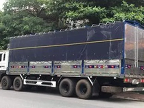 Phát hiện xe tải màu đen lạ, công an Việt Nam lập tức vào cuộc theo dõi giám sát, kiểm tra