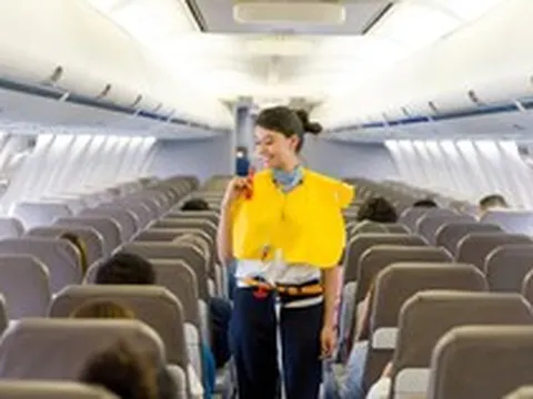 Máy bay gặp sự cố, vì sao không được làm phồng áo phao trước khi rời cabin?