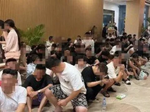 Đột kích hai tòa nhà liên quan tới tỷ phú, công an thu giữ hơn 900 thiết bị điện tử, tạm giam 'hàng trăm cán bộ online'