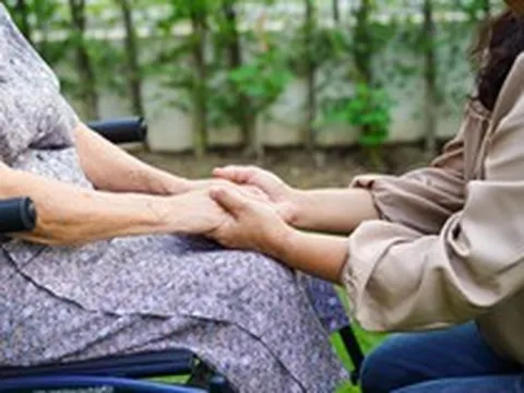 Có nhà riêng, có lương hưu nhưng vẫn vào viện dưỡng lão: Cụ bà 81 tuổi chỉ khẽ nói với con gái một câu khiến nhiều người nghẹn lòng