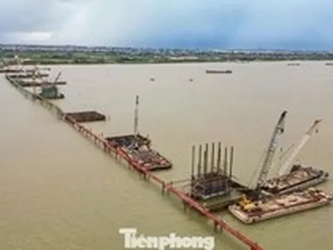 Trụ chính cầu Hồng Hà dần lộ diện giữa sông Hồng