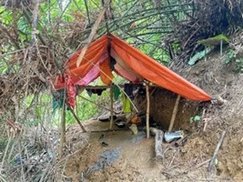 "Vàng tặc" tháo chạy vào rừng sâu, bỏ lại lán trại và dụng cụ đãi vàng