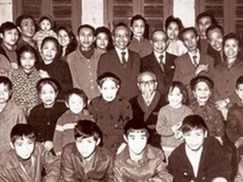 Chủ tiệm vàng nuôi 8 con thành tài, 4 người là giáo sư: Con út đã 90 tuổi vẫn "gây sốt" MXH bởi khả năng tiếng Anh đỉnh cao