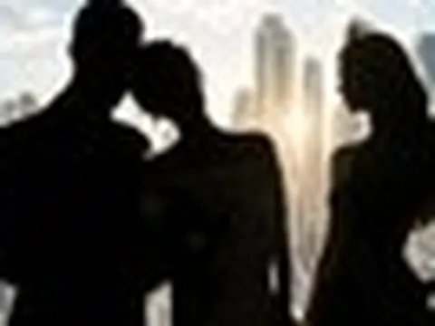 Cơ quan chức năng thông báo điều tra khẩn đại gia bỏ vợ diễn viên, cặp kè và có con với Hoa hậu 2K3
