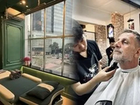 Khách Tây "nghiện" đi cắt tóc ở Việt Nam, định vào 15 phút nhưng 2 tiếng sau mới chịu ra