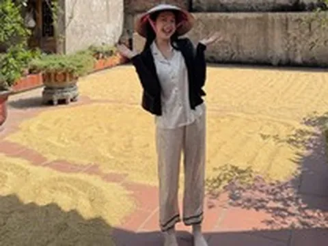 Tiểu thư Doãn Hải My được khen đẹp người đẹp nết khi về quê chồng phơi thóc giữa trưa nắng hè