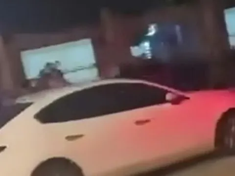 VIDEO: Tài xế lái xe ô tô cán qua người khác rồi bỏ chạy