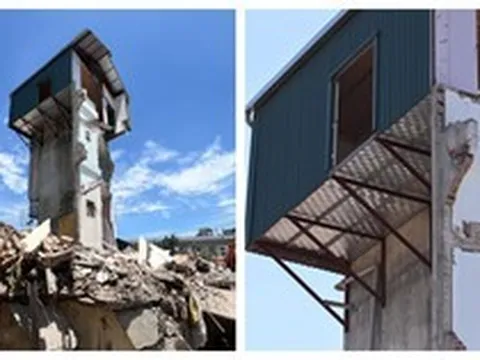 Chủ "Lâu đài bay" giữa đại công trường đang chuyển đồ ra ngoài, phục vụ việc phá dỡ vào tối nay
