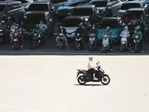 Toàn cảnh Hà Nội trong ngày nắng nóng đỉnh điểm 40 độ C: Thành phố hầm hập như “chảo rang”, dân công sở và tài xế đều "né" ra đường giữa trưa