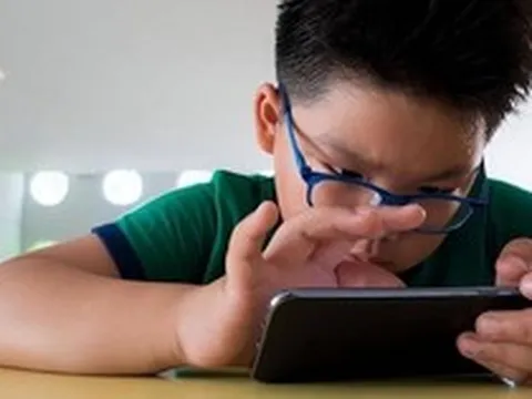 Điều gì xảy ra với những người dùng điện thoại hơn 5 tiếng mỗi ngày?