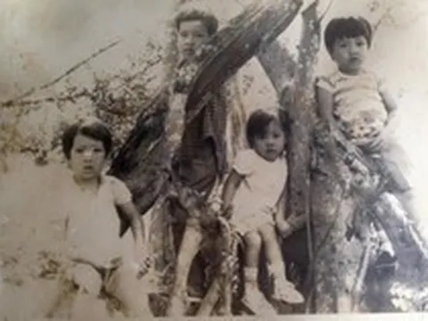 Bị buộc thôi học vì nghèo, cậu bé trong ảnh đen trắng giờ là đại gia showbiz, sở hữu bí quyết dạy con cực khéo