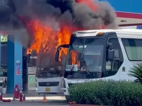 Hai xe ô tô 45 chỗ cháy ngùn ngụt trước cây xăng