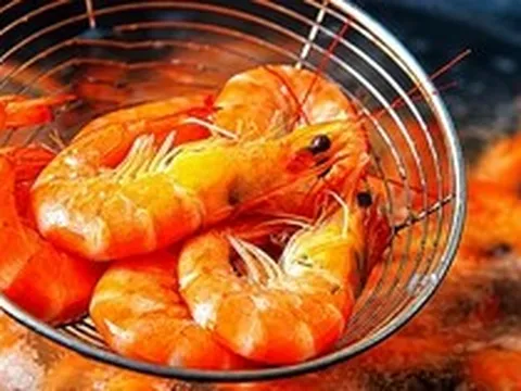 Luộc tôm đừng chỉ cho mỗi nước: Thêm 1 trong 2 gia vị này, tôm đỏ au, thịt ngọt săn chắc