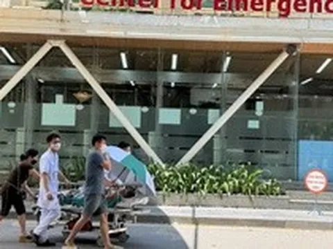 Nắng nóng vượt ngưỡng 40 độ C, bệnh viện Bạch Mai tiếp nhận nhiều ca say nắng, sốc nhiệt