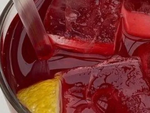 Ly nước đỏ được phong “kem chống nắng tự nhiên”: Làm chậm lão hóa, nâng tông da chấp cả tia UV