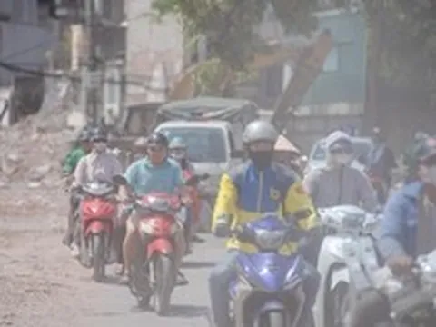 Người Hà Nội chật vật băng qua công trường bụi mù giữa nắng như thiêu
