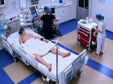 Bé trai 13 tuổi phải thở máy 3 ngày do nhiễm não mô cầu nặng: Bố mẹ hối hận vì không làm 1 việc