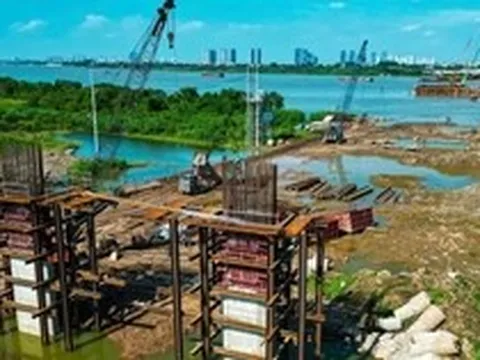 Trụ cạn cầu Ngọc Hồi vượt sông Hồng lộ diện sau nhiều tháng thi công