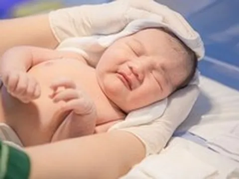 Không phải mê tín, chính bác sĩ sản khoa nói rằng em bé khỏe mạnh thường được sinh vào 3 thời điểm vàng này