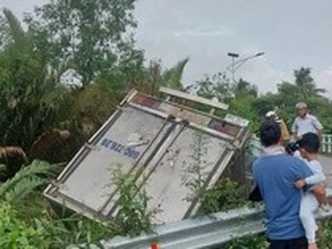 Hiện trường vụ xe tải rơi xuống kênh sau cú va chạm khiến nhiều người thót tim