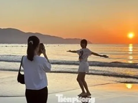 Giới trẻ nô nức đến biển Đà Nẵng ngắm bình minh ló dạng