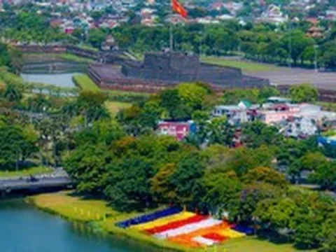 Cảnh tượng bên bờ sông Hương khiến nhiều người bất ngờ, nhận xét: Không tin vào mắt mình