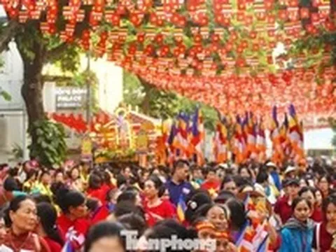 Đông nghịt người đổ về chùa Quán Sứ