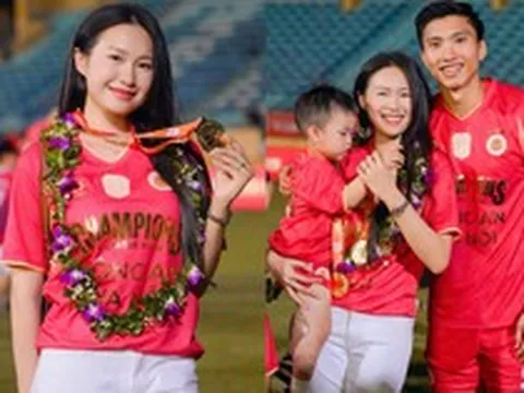 Văn Hậu gọi vợ là "Thóc ơi" giữa sân Hàng Đẫy, Doãn Hải My xinh bất chấp mọi góc camera, visual sáng bừng