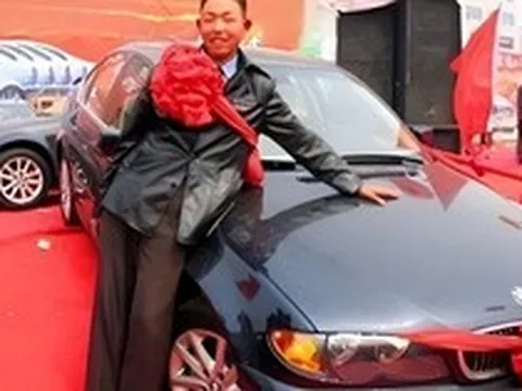 Phát hiện thanh niên 17 tuổi trúng số độc đắc xe BMW, trung tâm xổ số từ chối trao thưởng và tuyên bố: "Anh là kẻ lừa đảo"