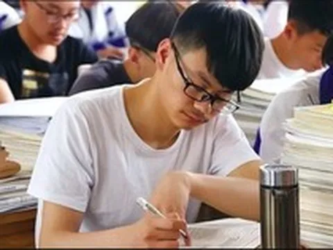 Nam sinh chỉ viết hơn 20 chữ vào bài thi môn Văn rồi nộp bài, Hiệu trưởng đọc xong lập tức "đặc cách" tuyển thẳng