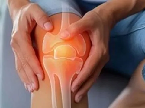 Bỏ leo núi vì sợ hại khớp, cụ ông 60 tuổi vẫn mòn sụn gối nặng: Bác sĩ chỉ rõ 3 thói quen “phá hủy” đầu gối mỗi ngày