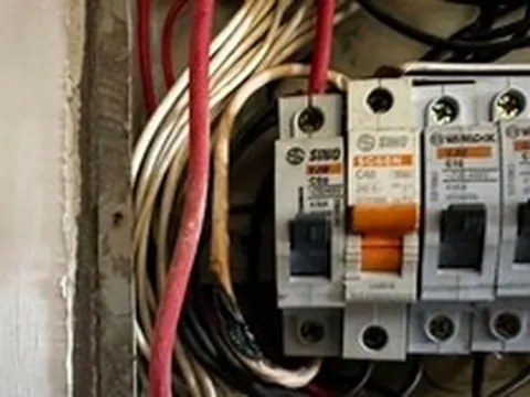 Nắng nóng đỉnh điểm, cư dân chung cư cũ Hà Nội thấp thỏm vì hệ thống điện xuống cấp: "Bật điều hòa cũng lo cháy nổ"