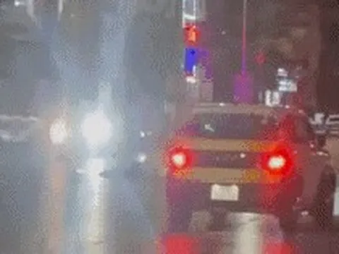 Chàng trai dùng bình cứu hỏa ngăn kẻ cầm dao tấn công phụ nữ, tiết lộ dấu hiệu lạ của đối tượng