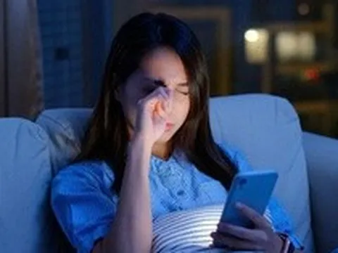 Hơn 50% thanh thiếu niên dùng điện thoại sau 10 giờ đêm, não bộ và cảm xúc đang phải trả giá đắt
