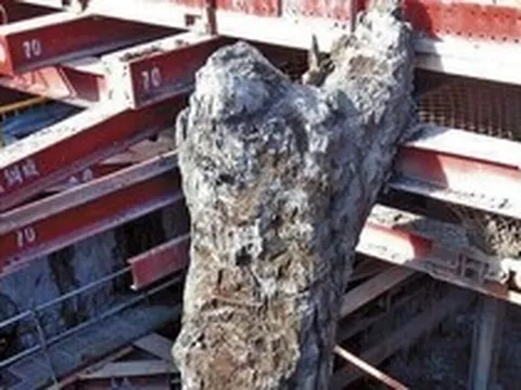Đào sâu 30m dưới lớp nước ngầm, phát hiện vật thể “tỏa mùi thơm” dài 35m: Công trường lập tức bị phong tỏa
